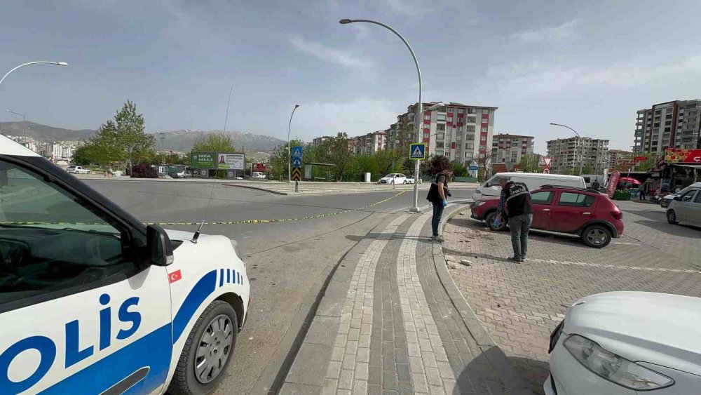 Otomobil kaldırımda yürüyenlerin arasına daldı