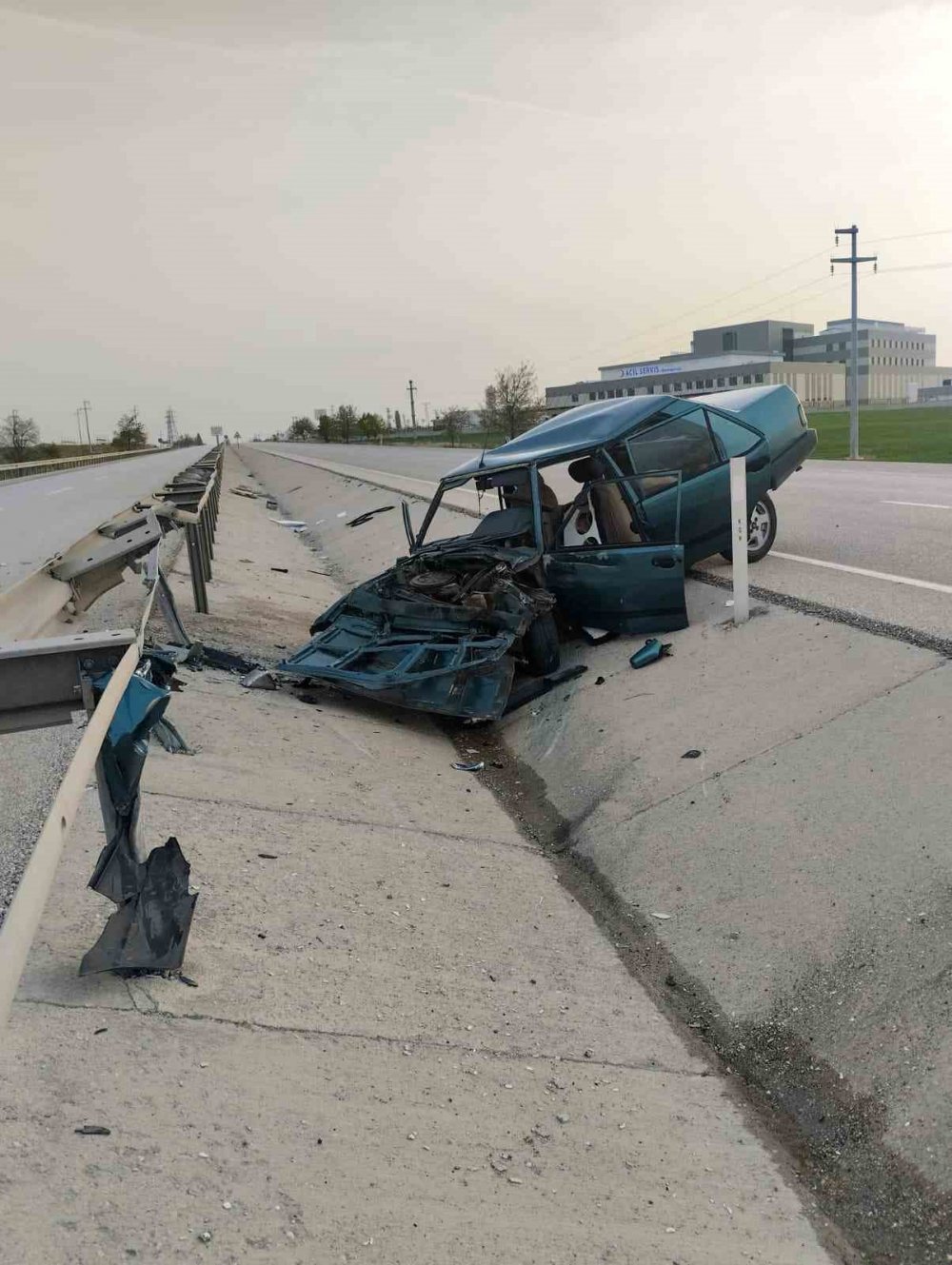 Konya'da otomobil bariyerlere çarptı!