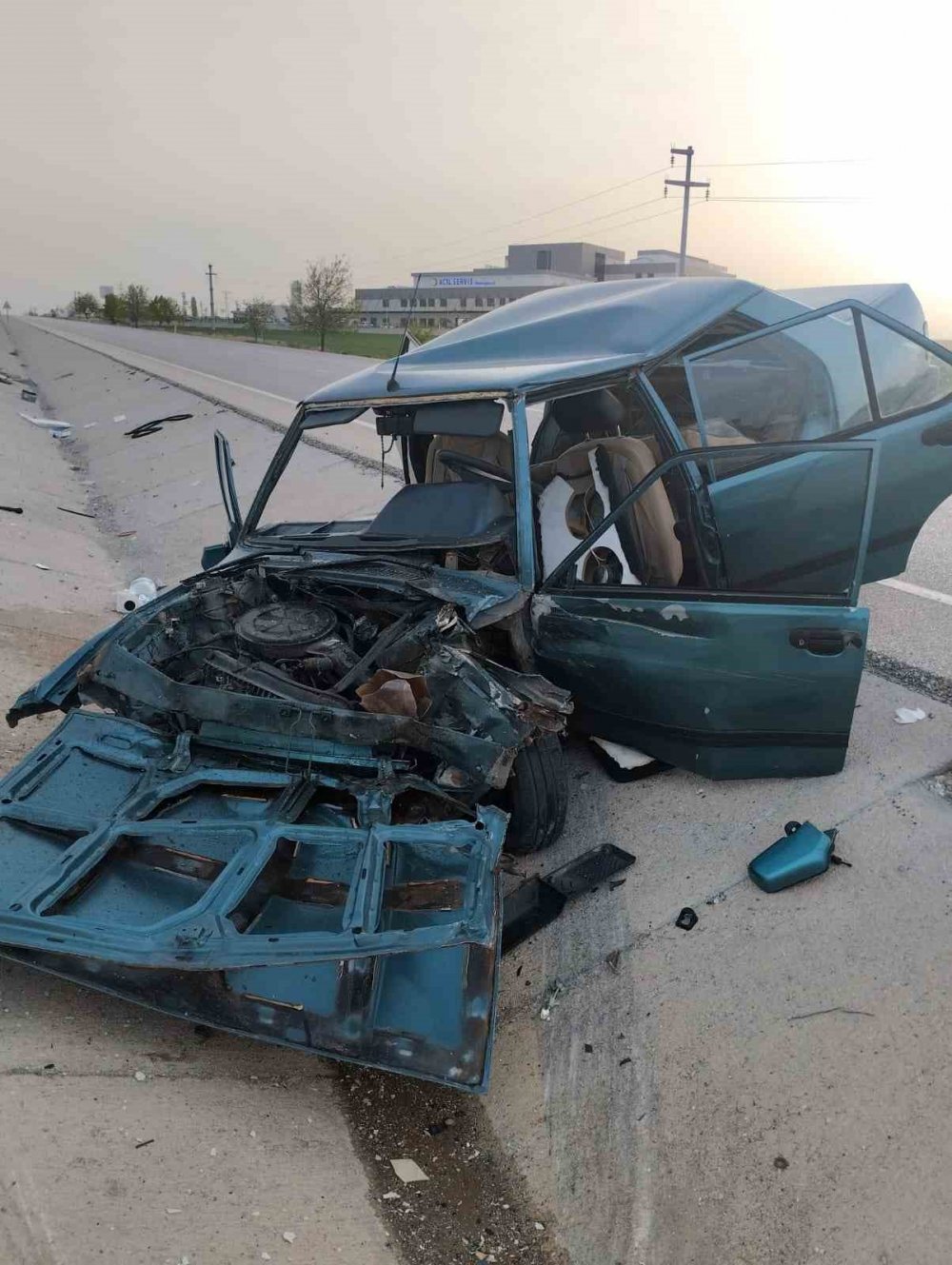 Konya'da otomobil bariyerlere çarptı!