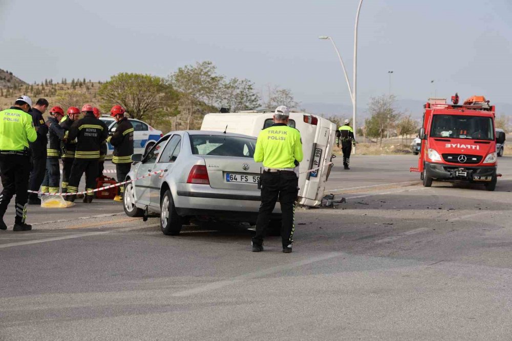 Konya'da U dönüşü yapmak isteyen minibüs sürücüsü hayatını kaybetti