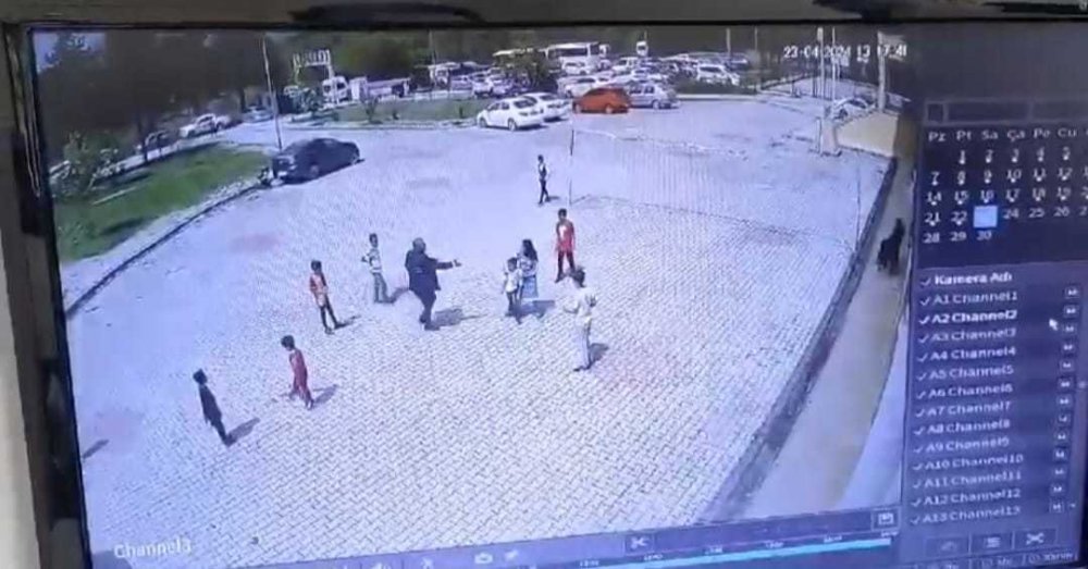 Dron operatörü, 23 Nisan kutlamalarında öğrenciyi tekmeledi