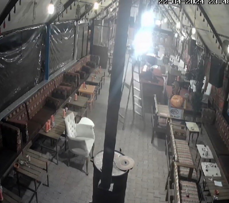 Konya'da iş yerinin ampullerini değiştirmek isteyen kişi elektrik akımına kapıldı