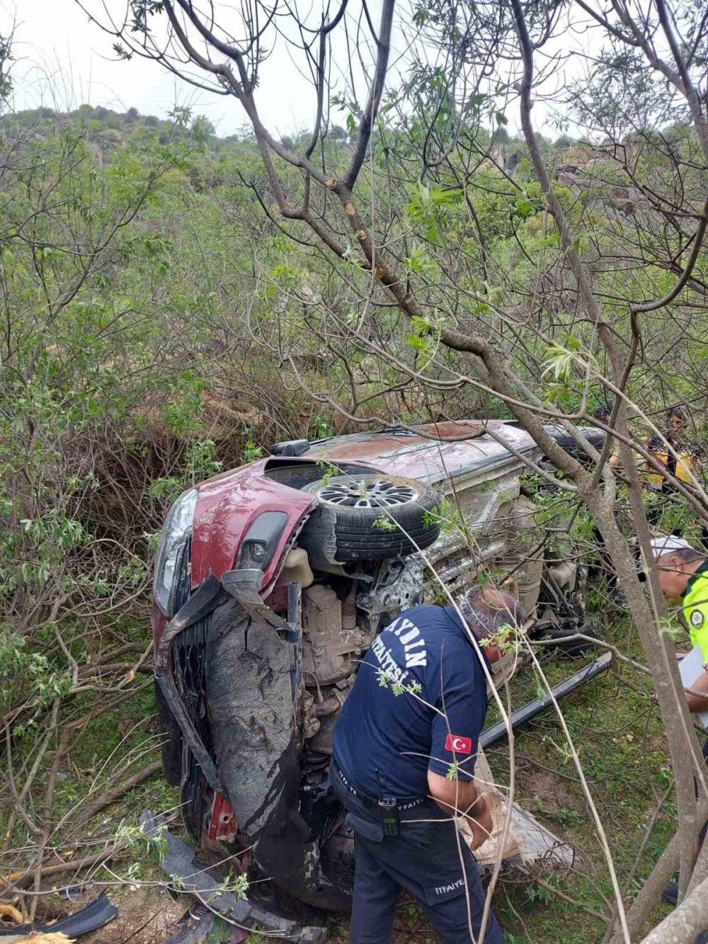 Lastiği patlayan araç takla atıp şarampole devrildi: 1 ölü, biri bebek 2 kişi yaralı