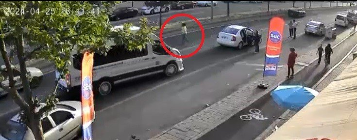 İlk kazayı atlatan kadın ile çocuk, saniyeler sonra ikinci kazada ağır yaralandı