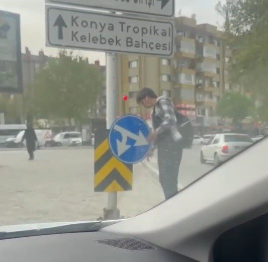 Konya'da örnek davranışıyla beğeni toplayan liseli gence hediye