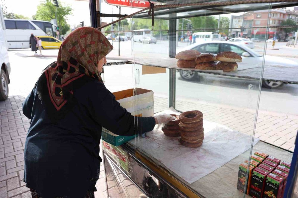 17 yıldır Konya'nın ’Simitçi Teyzesi’ oldu... Tek istediği var