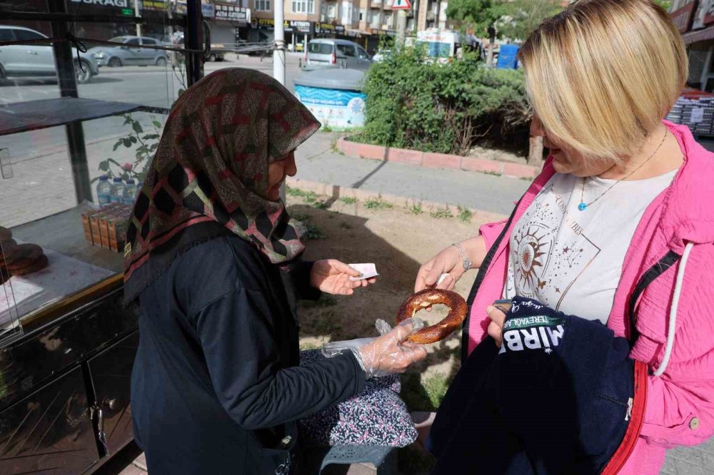 17 yıldır Konya'nın ’Simitçi Teyzesi’ oldu... Tek istediği var