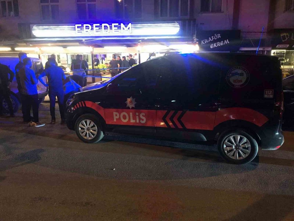Pastanede oturan 2 kişiye silahlı saldırı: 1 ölü, 1 yaralı