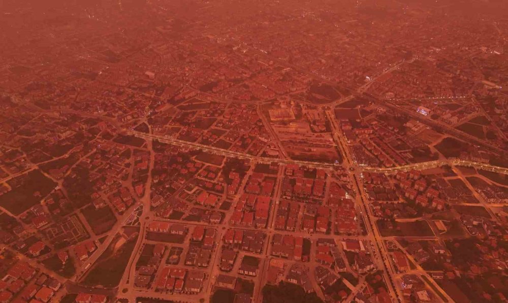 Afrika’dan gelen toz nedeniyle gökyüzü kırmızı, mor ve sarı renklerine büründü