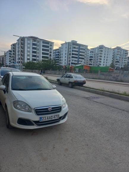 İlginç kaza, otomobil refüje oturdu