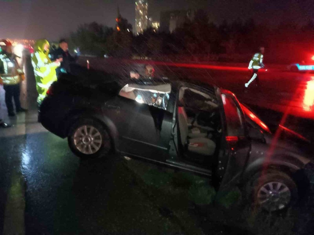 Yağış nedeniyle kontrolden çıkan araç bariyere çarptı: 1 ölü, 5 yaralı