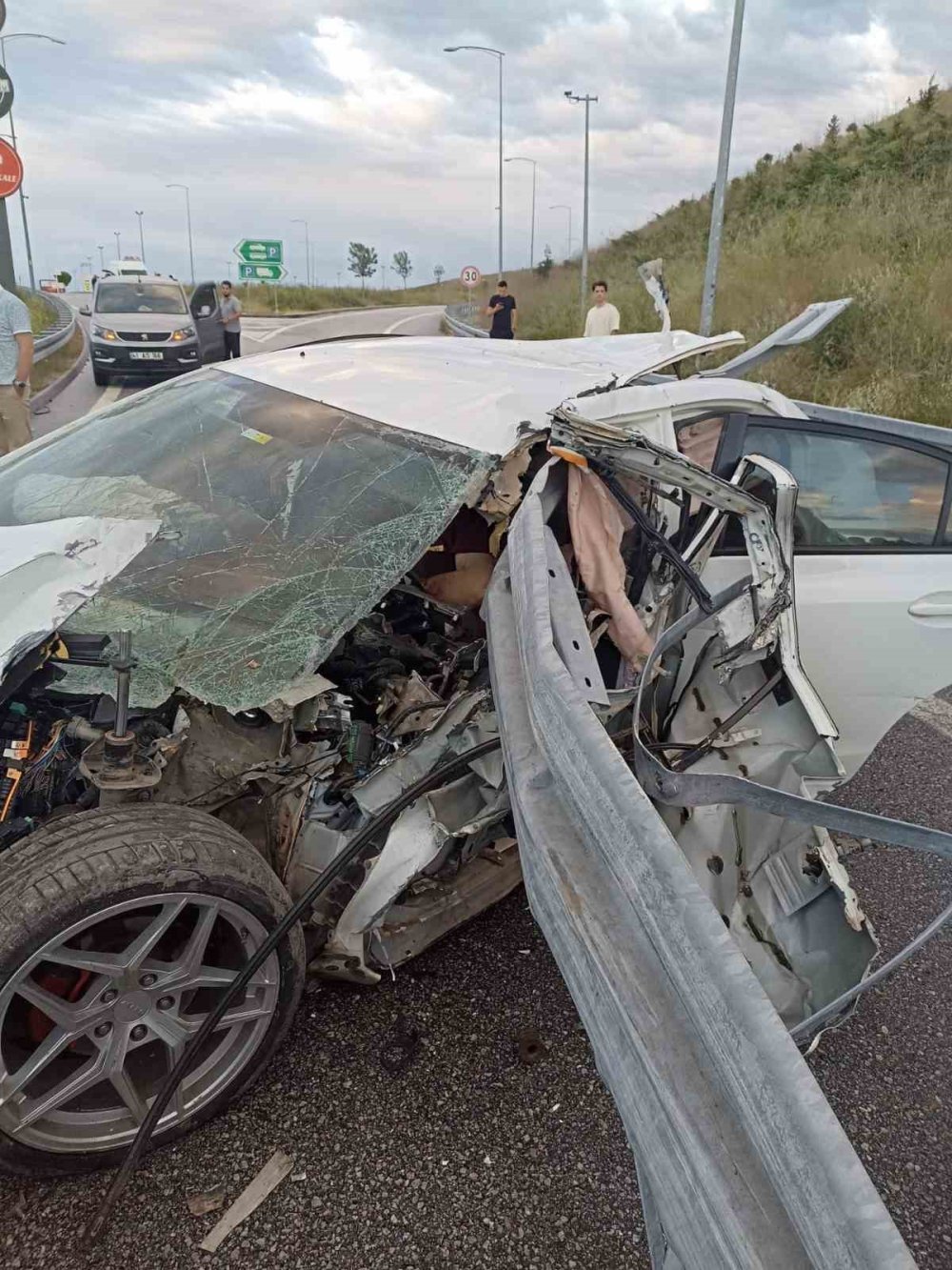 Otomobil refüje çarptı: Aynı aileden 1 kişi öldü, 3 kişi yaralandı