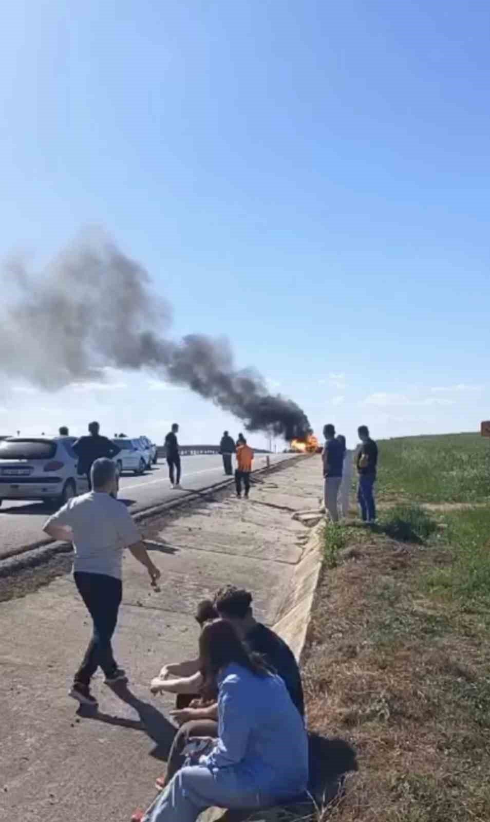 Şenliğe giden gençlerin aracı alev aldı