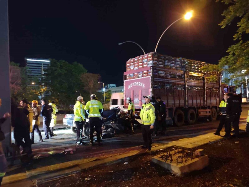 Kamyona ok gibi saplanan otomobil hurda yığınına döndü: 1 ölü