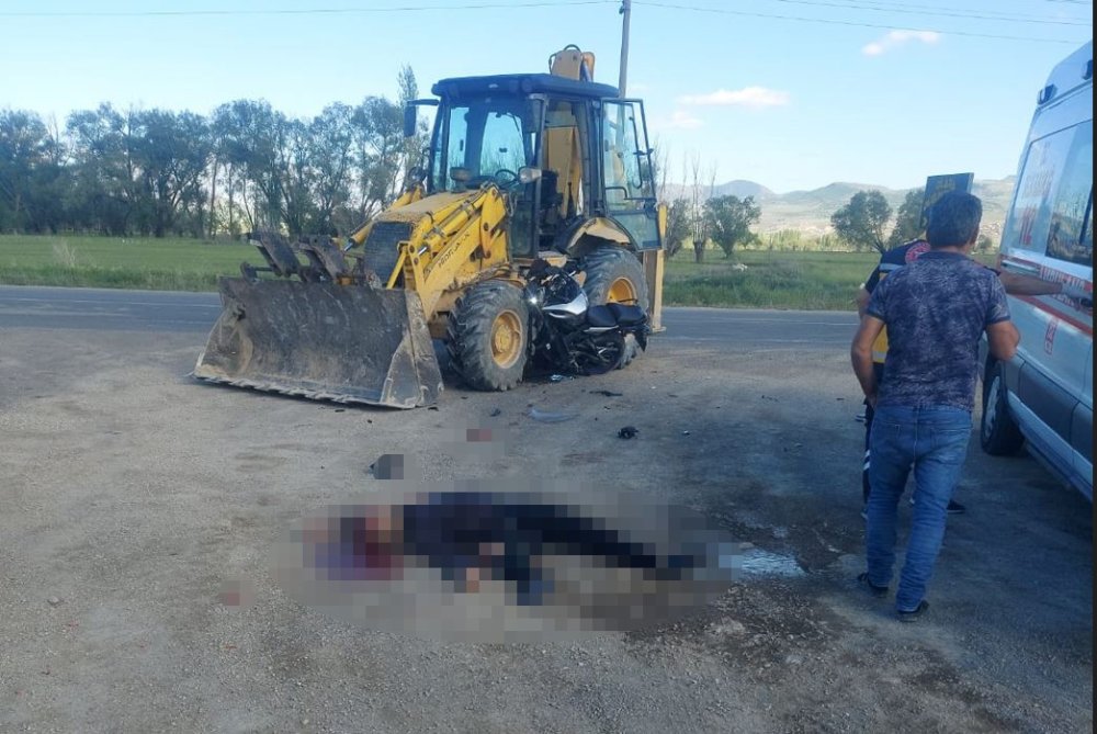 Konya'nın komşu ilçesinde kepçeyle çarpışan motosikletin sürücüsü hayatını kaybetti