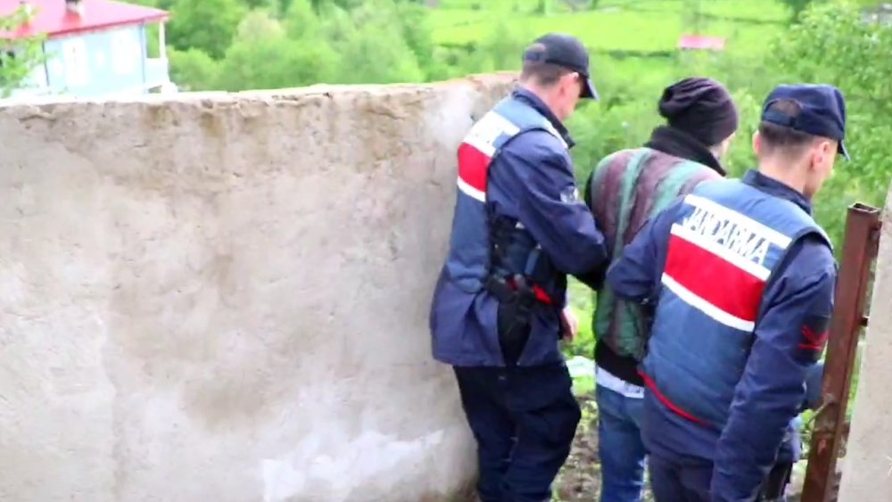 4 yıldır aranıyordu! Gizli bölmede saklanırken yakalandı