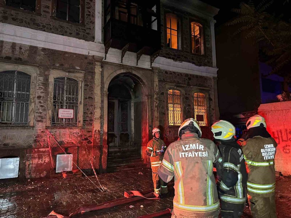 İzmir’de alev alev yanan tarihi bina küle döndü