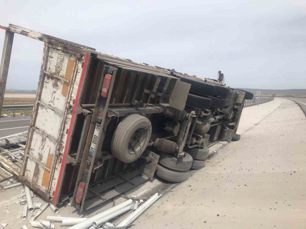 Konya’da plastik boru yüklü kamyon devrildi! Sürücü ölümden döndü