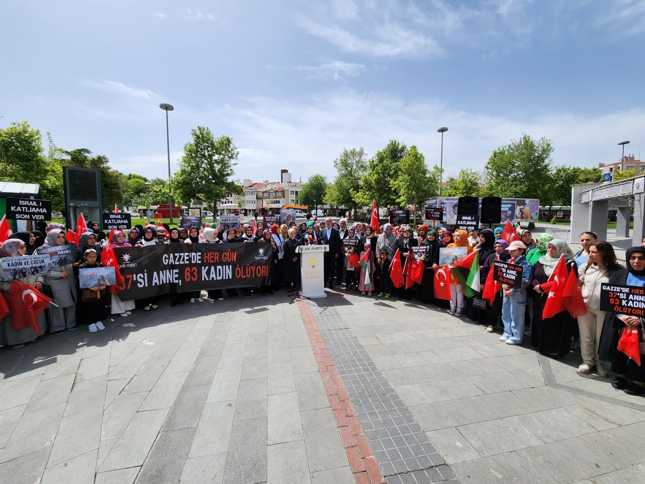 ak-parti-konya-kadin-kollari-gazzeli-anneler-icin-ayakta.jpeg
