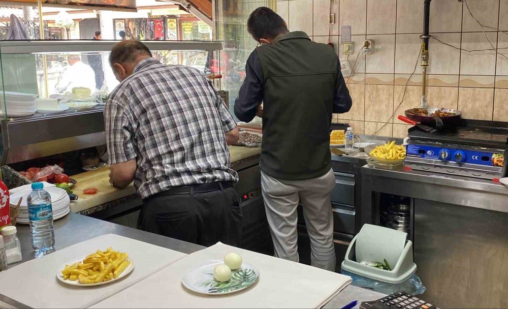 Konya'daki bu dükkan yarım asırdır sabah ezanından önce açılıyor!