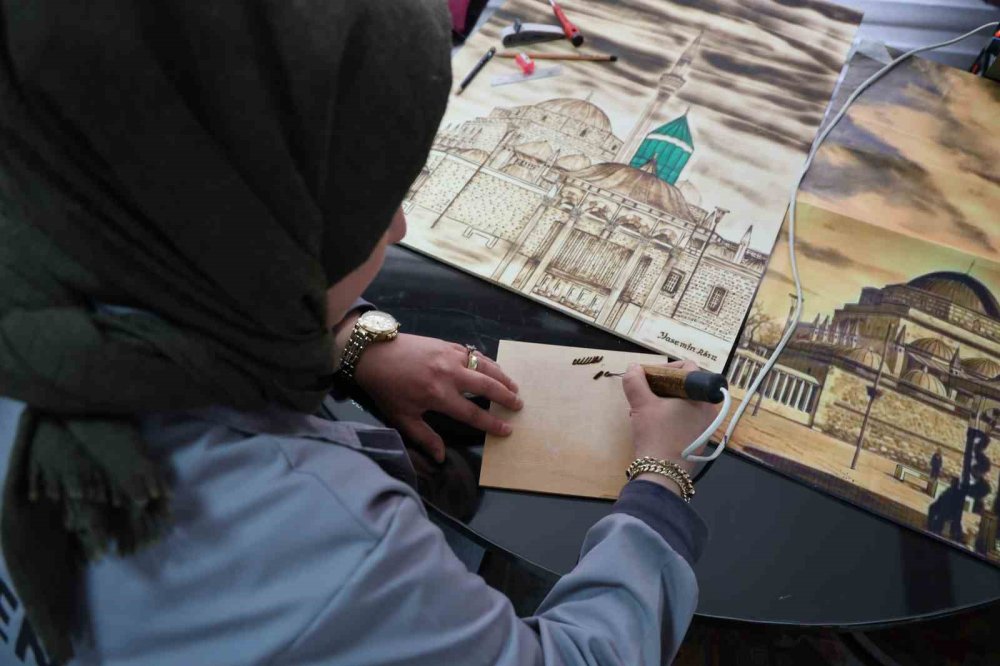 Konya'da yaşyan kadın çocukluk hayaline gidemeyince ahşaba işledi! Şimdiki hedefi ise...