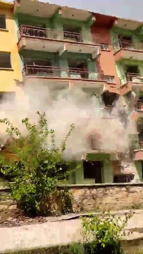 Bina tek dokunuşta yerle bir oldu