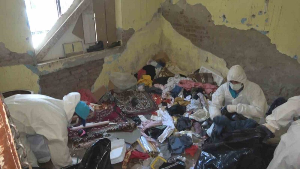 Ev değil sanki şehir çöplüğü!