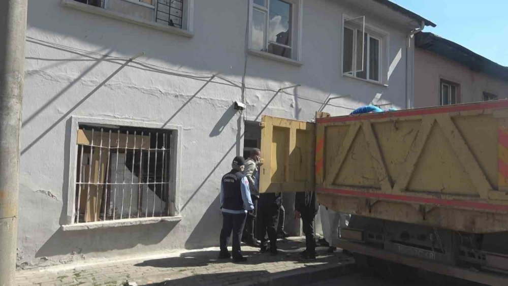 Ev değil sanki şehir çöplüğü!