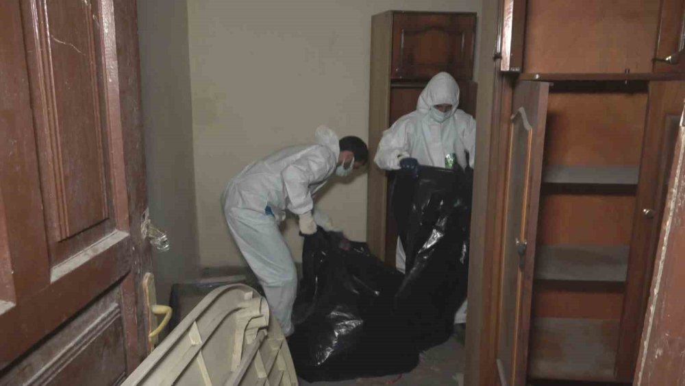 Ev değil sanki şehir çöplüğü!