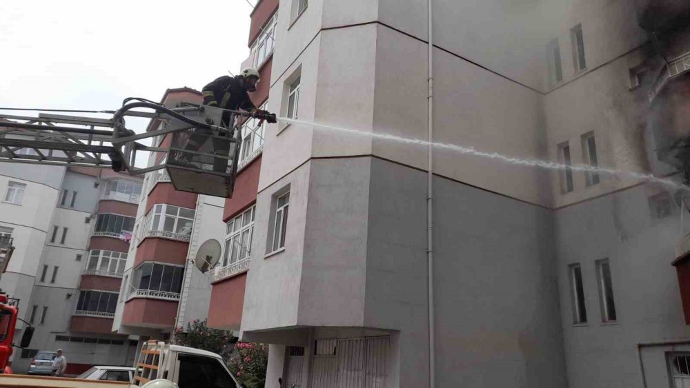 Kibritle oynayan çocuk balkonu ateşe verdi