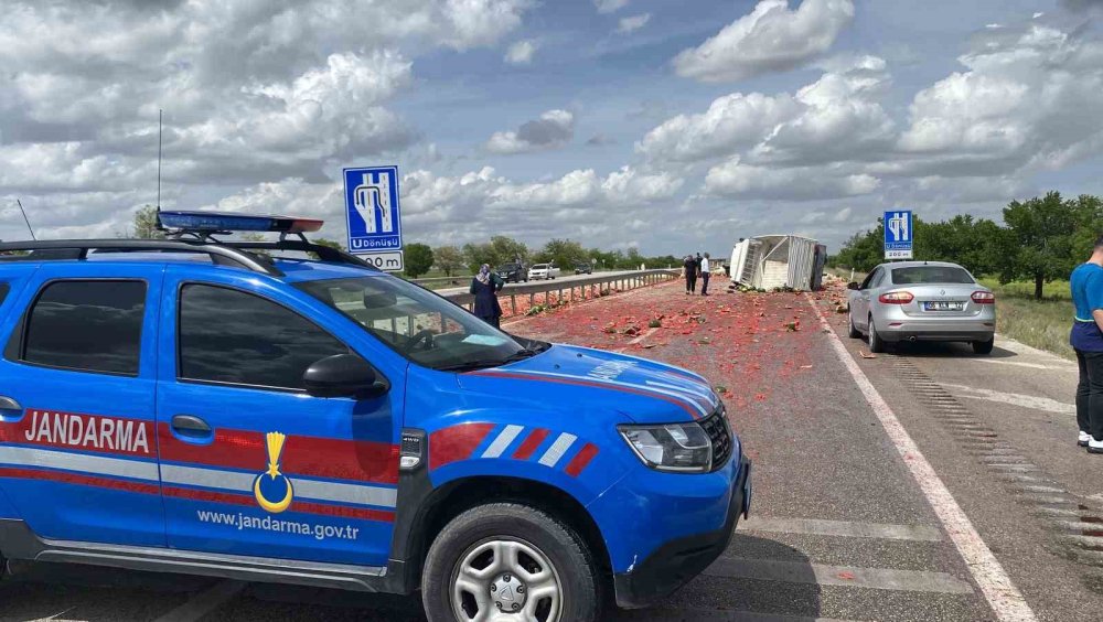 Konya'da kamyonet devrildi, kasadaki karpuzlar yola saçıldı