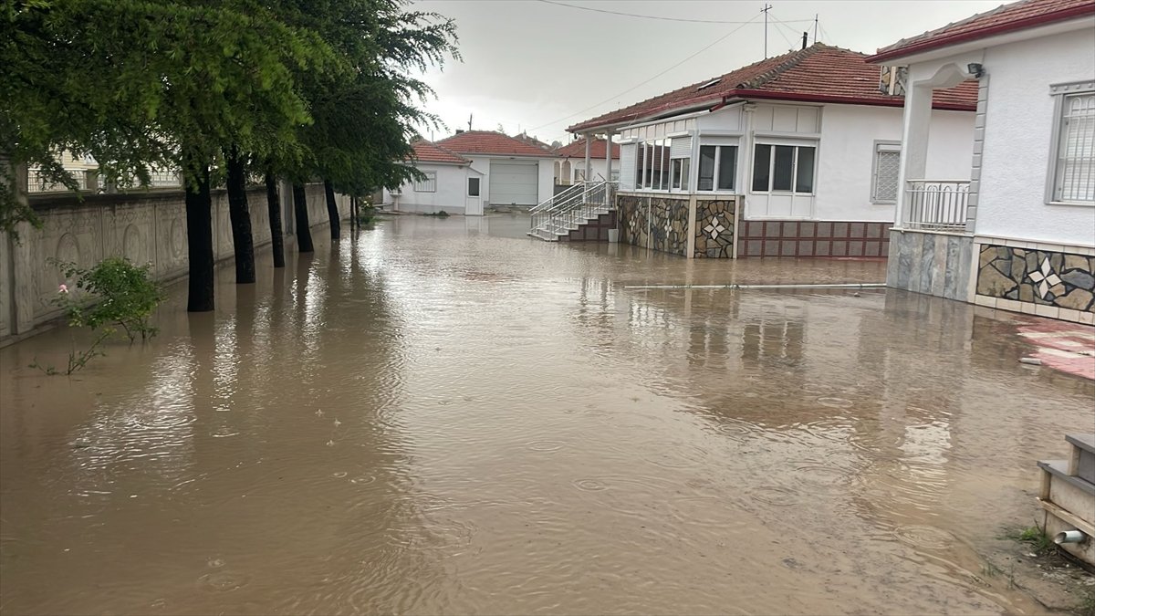 konyada-dolu-ve-saganak-hayati-olumsuz-etkiledi-002.jpg