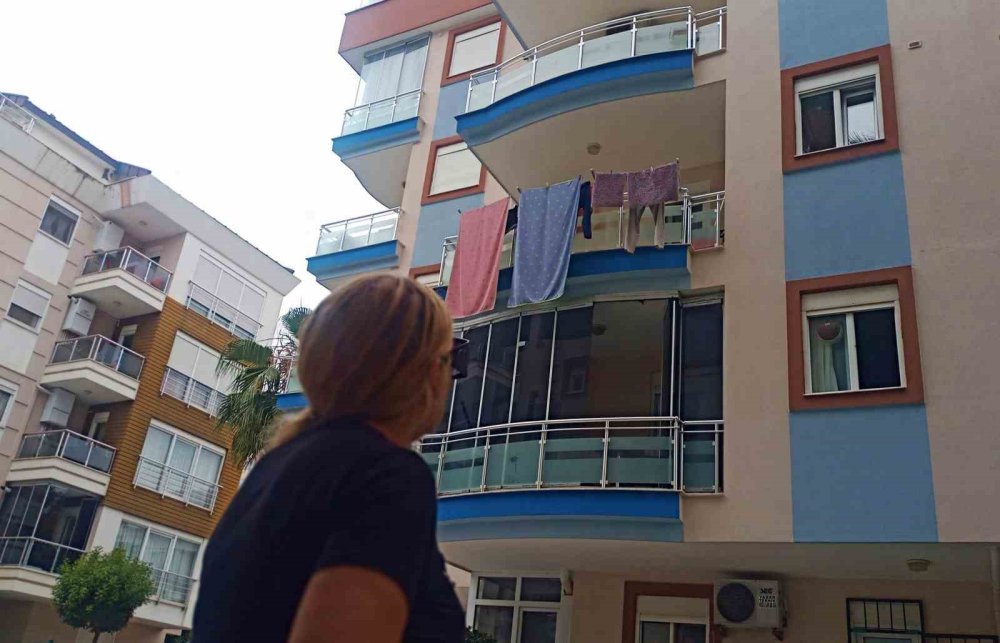 Ev sahibi, kiracısını çıkaramayınca depoda yaşamaya başladı