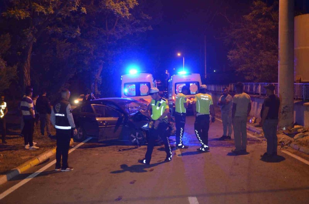 Konya’da kontrolden çıkan otomobil aydınlatma direğine çarptı!