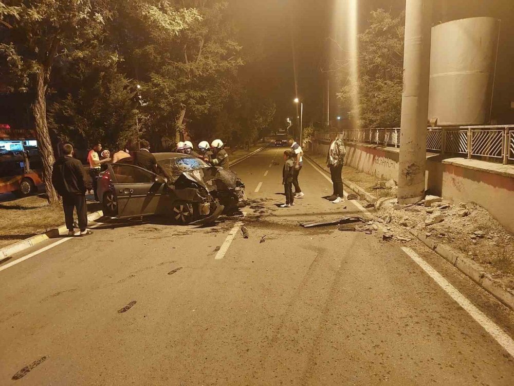 Konya’da kontrolden çıkan otomobil aydınlatma direğine çarptı!