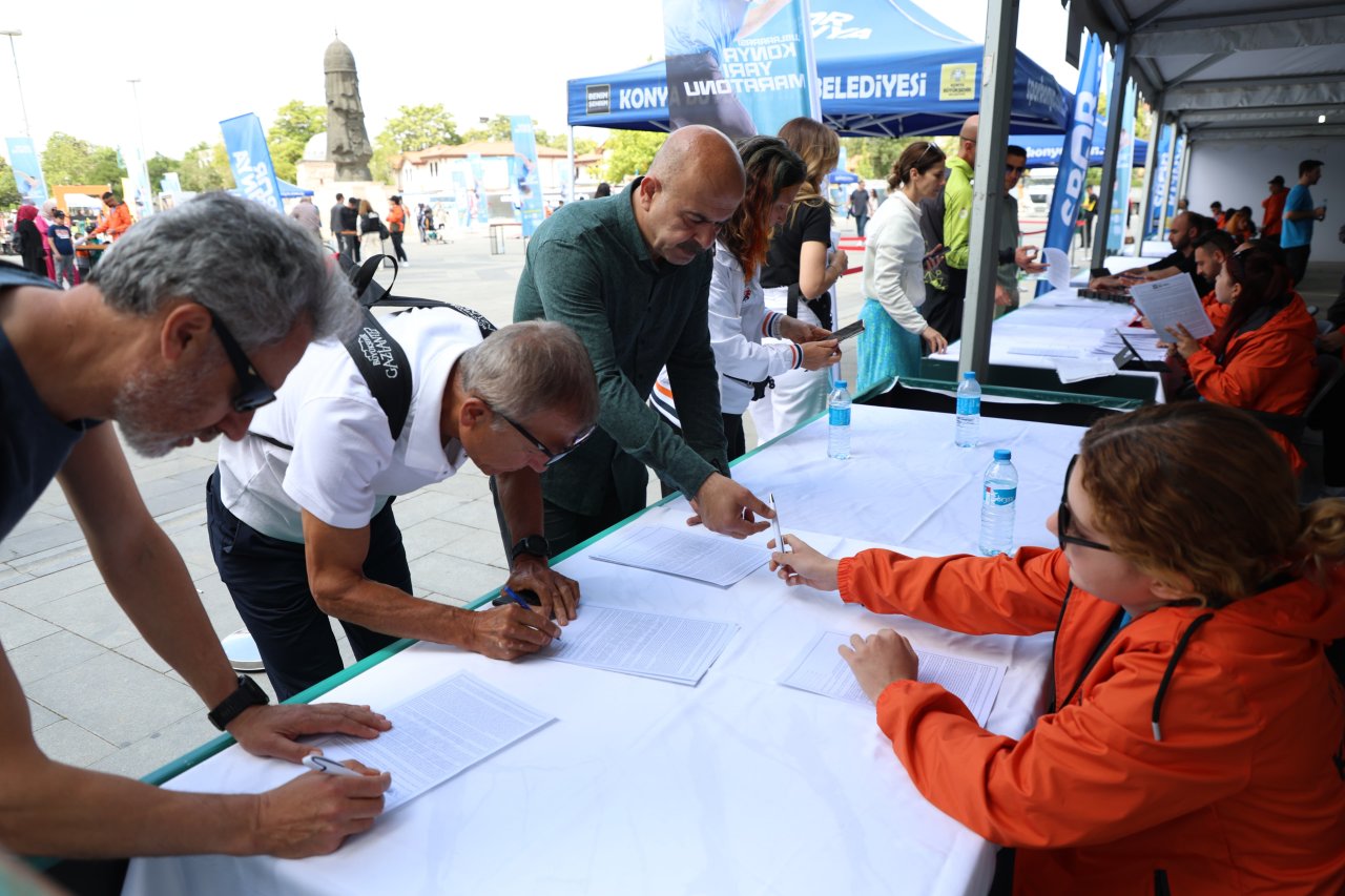 uluslararasi-konya-yari-maratonu-icin-kit-dagitimi-yapiliyor.jpg