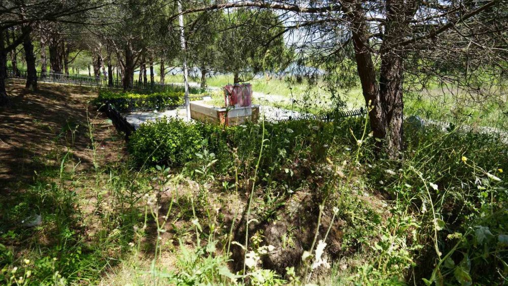 Defineciler şehit mezarlığının etrafını delik deşik etti