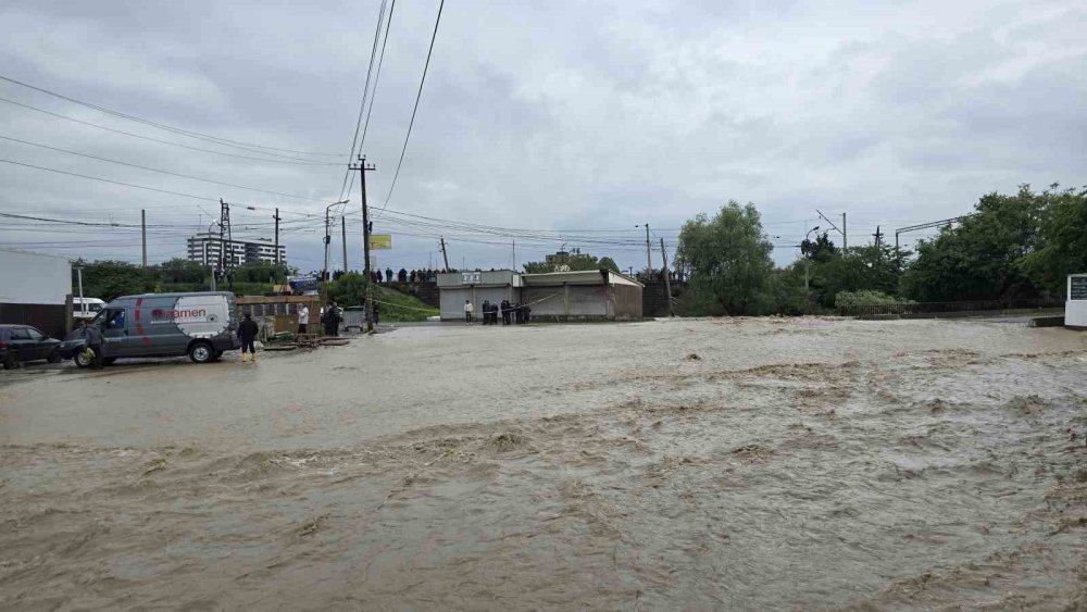 Gürcistan’ı sel vurdu