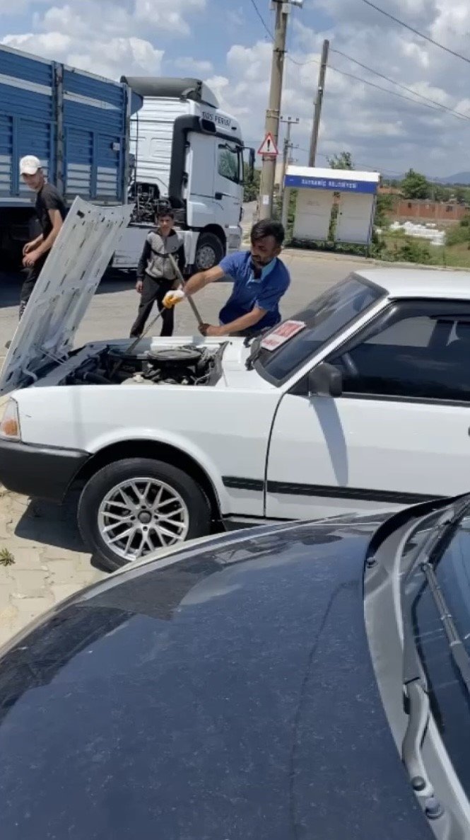 Otomobilin motor kısmından öyle bir şey çıktı ki!