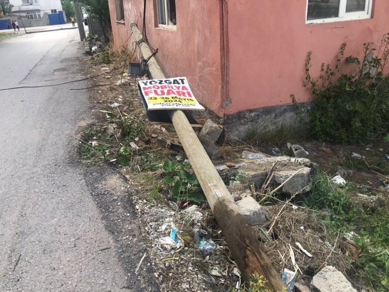 Telefon direğini deviren kepçe olay yerinden kaçtı