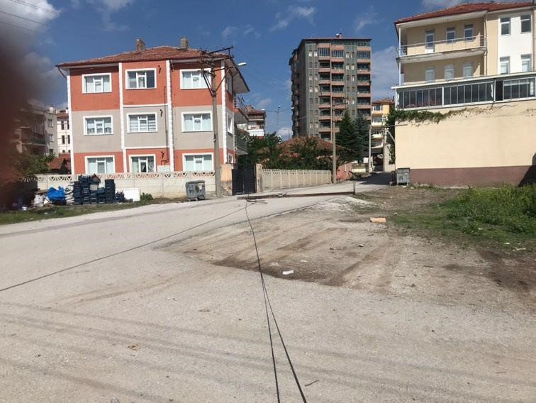 Telefon direğini deviren kepçe olay yerinden kaçtı