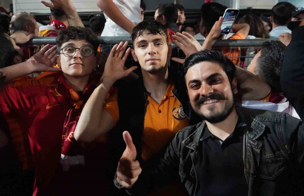 Şampiyon Galatasaray, Florya’da taraftarlarıyla buluştu