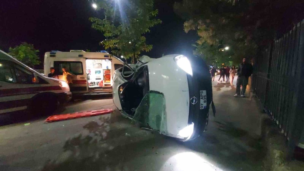 Kontrolden çıkan otomobil aydınlatma direğine çarptı: 1 ölü