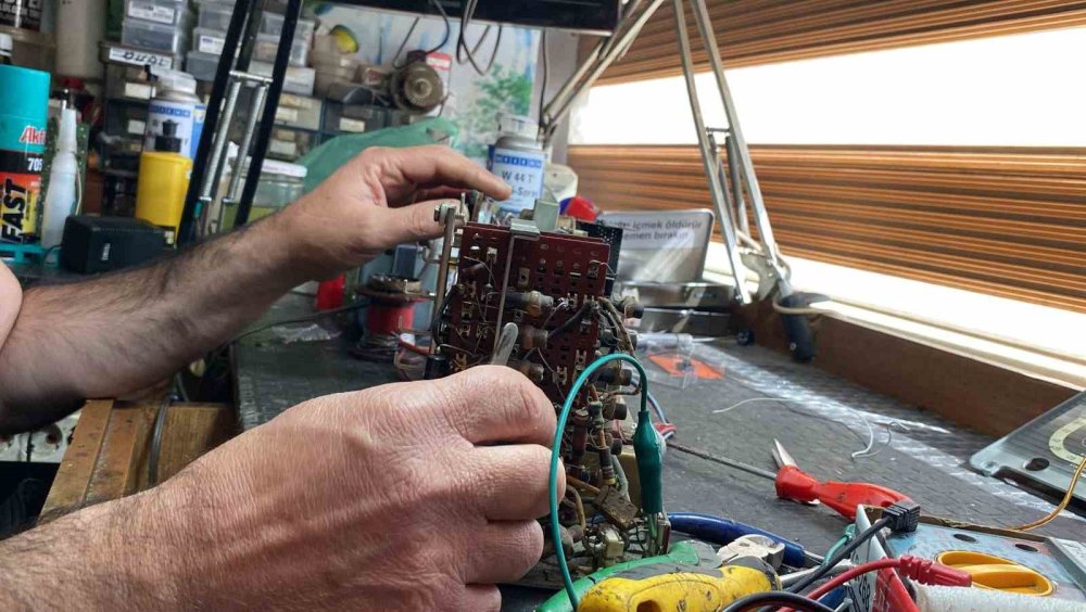 Anısı olan gramofon, plak ve antika radyolar Konyalı tamirciye emanet