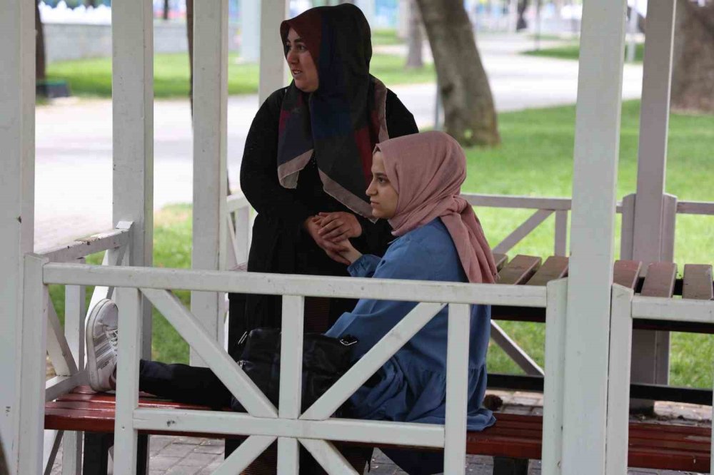 Konya merkezdeki parkta genç kızı köpek ısırdı