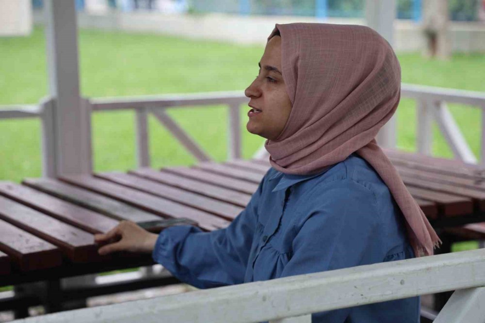 Konya merkezdeki parkta genç kızı köpek ısırdı