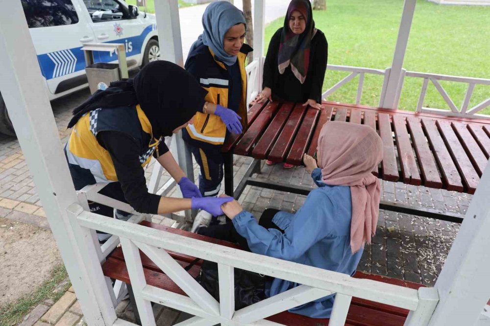 Konya merkezdeki parkta genç kızı köpek ısırdı
