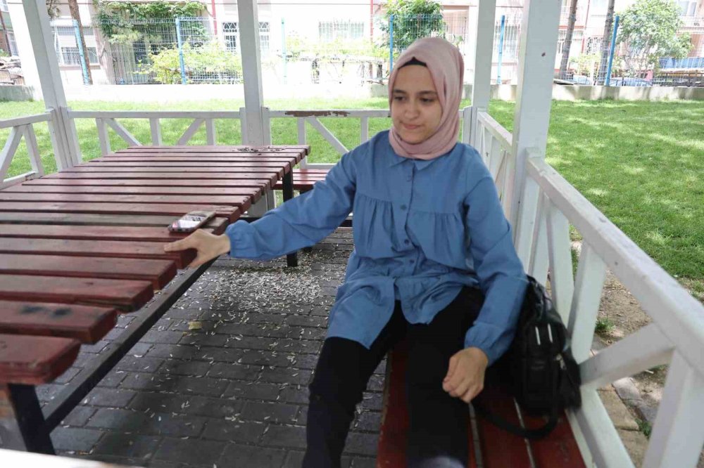 Konya merkezdeki parkta genç kızı köpek ısırdı