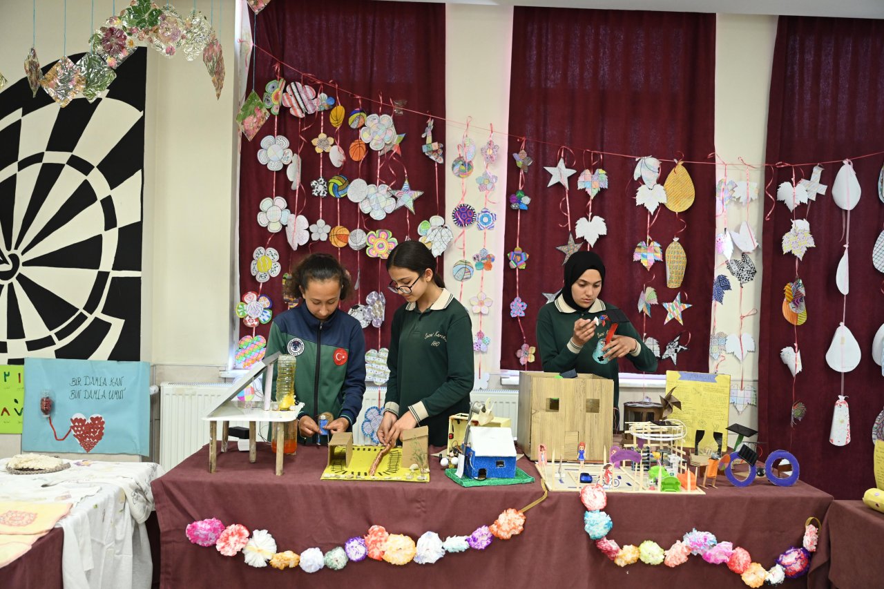 sezai-karakoc-iho-ogrencilerinin-inovatif-sergisi-ilgi-gordu-004.jpg