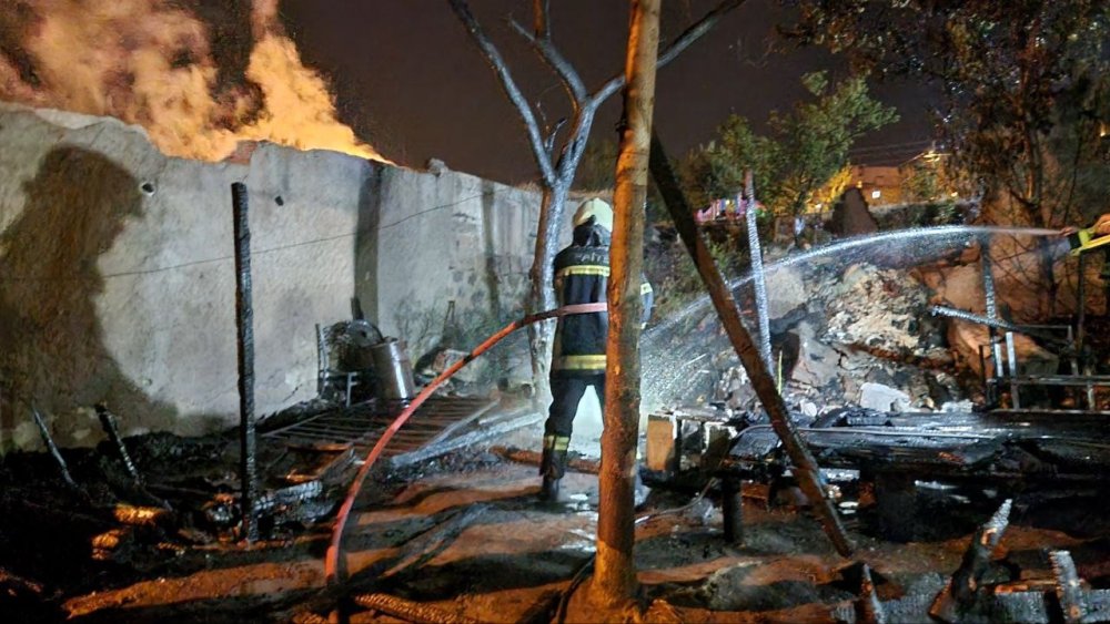 Bahçedeki odunlar bir anda alev aldı